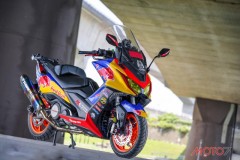 Kymco AK550 độ chất chơi với tem đấu Redbull