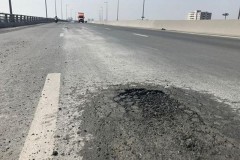 Mặt cầu vượt nút giao trung tâm Long Biên bong tróc do... mưa lớn!