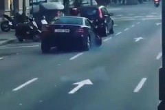Mercedes-Benz SLK "nát nửa người" vẫn chạy như bay trên phố