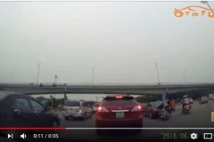 Mô tô đâm thẳng vào đuôi Honda Civic đang chờ đèn đỏ
