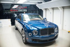Ngắm bộ đôi Bentley Mulsanne Speed với màu ngoại thất xanh "Sequin Blue" và cam "Orange Flame" khác biệt