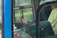 Ngỡ ngàng tài xế điều khiển xe khách giường nằm bằng chân