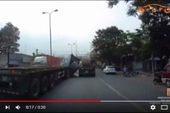 Phanh gấp, cuộn sắt hàng chục tấn đè nát ca-bin xe container