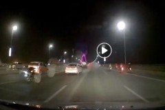Quái xế lái mô tô tông vào đuôi xe tải, tử vong trên cầu Nhật Tân