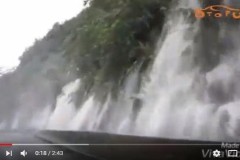 Rợn ngợp trước cảnh tượng lái xe xuyên qua “Con đường thác lũ” ở Hà Giang