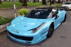 Ferrari 458 Italia Liberty Walk màu áo màu xanh ngọc nổi bật và cuốn hút