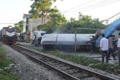 Tàu khách húc văng xe bồn chở gas, đường sắt tắc gần hai giờ