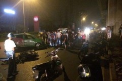 Xe máy đối đầu xe taxi, 2 thanh niên nguy kịch