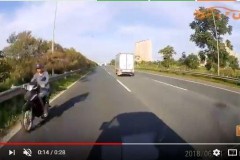 Xe máy 'như tàng hình' lao ngược chiều trên đại lộ Thăng Long