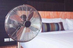 Bật quạt khi ngủ có thực sự gây hại cho sức khỏe?