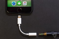 Adapter chuyển từ Lightning sang 3.5mm của Apple bán đắt như tôm tươi trên Best Buy