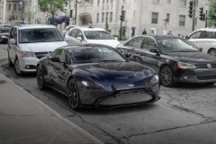 Aston Martin Vantage màu Dark Blue mới được bắt gặp trên đường phố