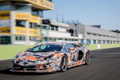Lamborghini Aventador SVJ là siêu xe cuối cùng sử dụng động cơ V12 "thuần chất"