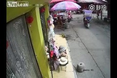 Bé trai bị bỏng vì đứng trên xe máy vặn tay ga, đâm vào nồi nước nóng