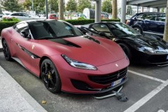 Bắt gặp Ferrari Portofino tông đỏ mờ bằng xương bằng thịt ngoài đời thực