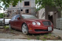 Bentley Continental Flying Spur nằm phủ bụi cạnh xe rác tại Hải Phòng
