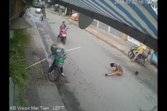 Bị "chọc gậy bánh xe" người đàn ông ngã lăn ra đường đau đớn tại TP. HCM