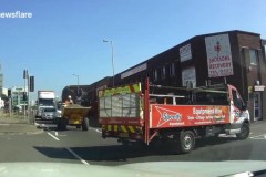 Bị khuất tầm nhìn, biker đâm vào đuôi xe tải, nằm gọn trên thùng xe
