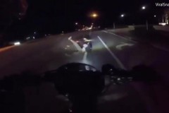 Biker thể hiện bốc đầu trả giá đắt khi phạm sai lầm