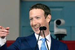 CEO Facebook Mark Zuckerberg trở thành người giàu thứ ba thế giới