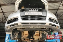 Chủ nhân Audi Q7 khởi động lại động cơ khi chiếc xe đã bị chết máy vì sặc nước