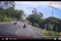 Cú 'ngã ngựa' của xe máy kẹp 3 và màn lộn nhào như trong phim hành động