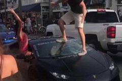 Dân chơi ngông tự dẫm vỡ kính siêu xe Lamborghini Huracan khi diễu hành
