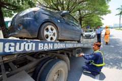 Dán phiếu phạt lên kính xe được không?