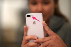 Lỗ tròn nhỏ nằm cạnh cụm camera sau trên iPhone có vai trò gì?