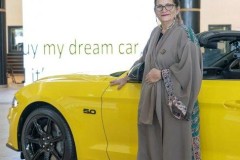 Ford tặng Mustang GT cho một nữ giáo sư sau khi Ả-Rập Xê-Út cho phép chị em lái ô tô