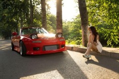 Girl 9X khoe vẻ đẹp ‘trinh nguyên’ bên Mazda MX-5 ‘đời đầu’