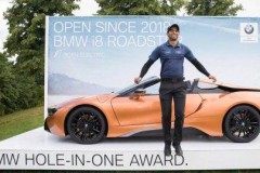 Golf thủ 23 tuổi được tặng chiếc xe thể thao BMW i8 mui trần điệu đà