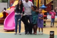 Hài hước chú chó thích chụp ảnh tự sướng, ai chụp ảnh cũng nhảy vào "chụp ké"