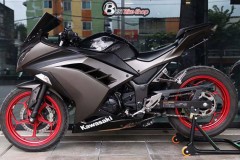 Kawasaki Ninja 300 độ kịch độc với thân hình Matte Black