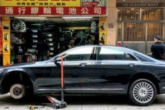 Không ngờ đường phố Hồng Kông lại có những người thợ sửa xe tận tụy thế này