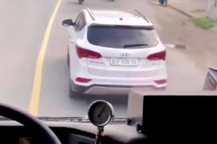 Lái xe Santa FE giả điếc cản đường xe cứu hỏa bị xử phạt thế nào?