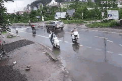 Lâm Đồng: Xe máy kẹp ba va chạm với xe máy sang đường, 2 thanh niên tử vong