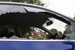 Cách phòng tránh bị trộm đập cửa kính ôtô lấy đồ