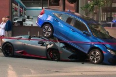 Lamborghini Huracan Spyder chui tọt vào gầm của Honda Civic