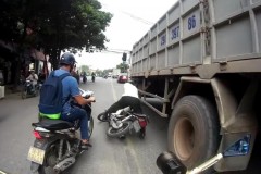 Lấn làn vượt ẩu, người đàn ống thoát gầm xe tải trong gang tấc