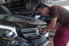Chỉ với một động tác đơn giản đã có thể tháo rời logo của Mercedes-Benz