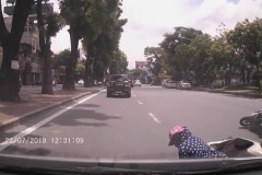Mải tán chuyện, hai "Ninja LEAD" va chạm với nhau, ngã trước đầu ô tô
