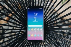 Đập hộp và cận cảnh Galaxy A8 Star chính hãng tại Việt Nam