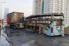 Một phụ nữ chết cháy trong vụ ô tô khách đâm đuôi container