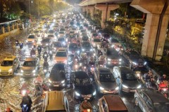 Mưa lớn giờ tan tầm, Hà Nội ngập sâu, tắc đường nhiều giờ