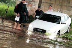 Mưa lớn kéo dài khiến nhiều tuyến đường Hà Nội "biến thành sông" sau 1 đêm