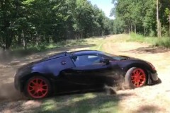 Đem siêu xe triệu đô Bugatti Veyron Grand Sport Vitesse WRC ra sân cỏ để drift
