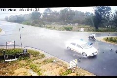 Người điều khiển xe máy bị ô tô húc văng khi băng qua ngã tư ở Quảng Nam