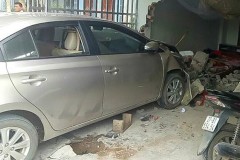 Người phụ nữ lái xe lao thẳng vào giường ngủ làm 1 người chết, 1 bị thương