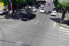 Nữ tài xế mở cửa bất cẩn khiến người đàn ông đi xe đạp điện thiệt mạng
